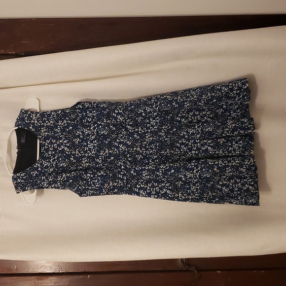GAP Dresses & Skirts - GAP SLEEVELESS SHIFT SUN DRESS SIZE 06 SHADES OF BLUE W/ WHITE